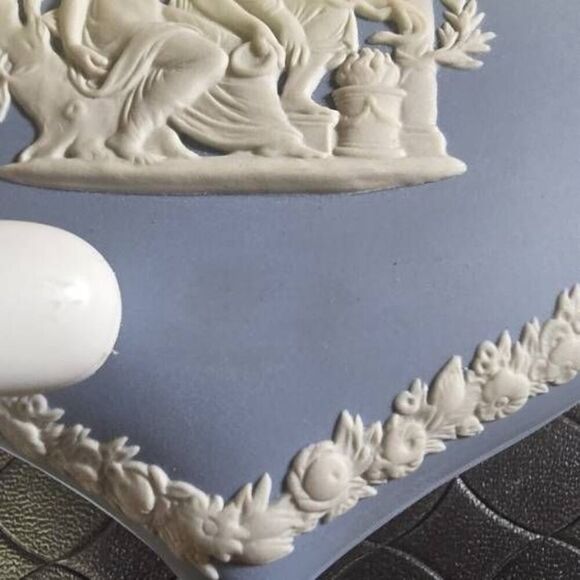 VINTAGE WEDGWOOD BLUE JASPERWARE HEART SHAPED TRINKET BOX NEOCLASSICAL DESIGN - Picture 13 of 13